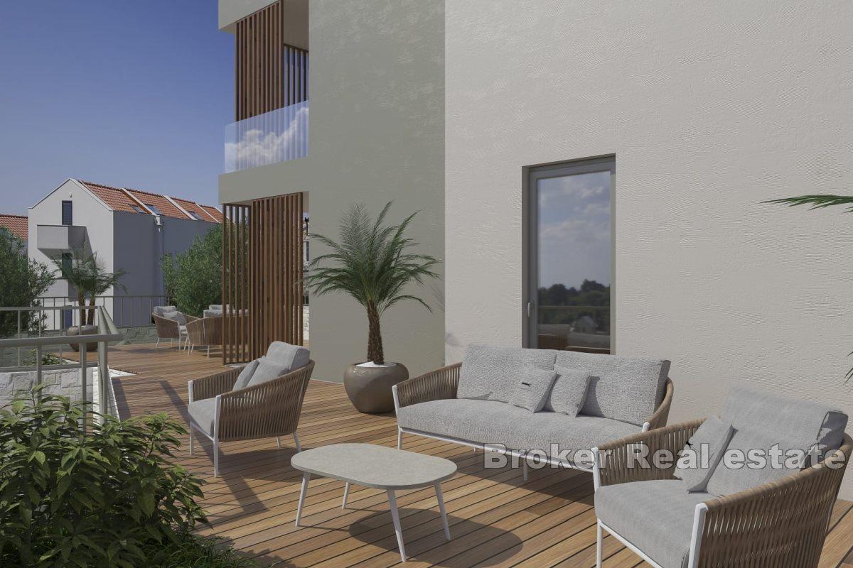 Modern new construction in quiet area