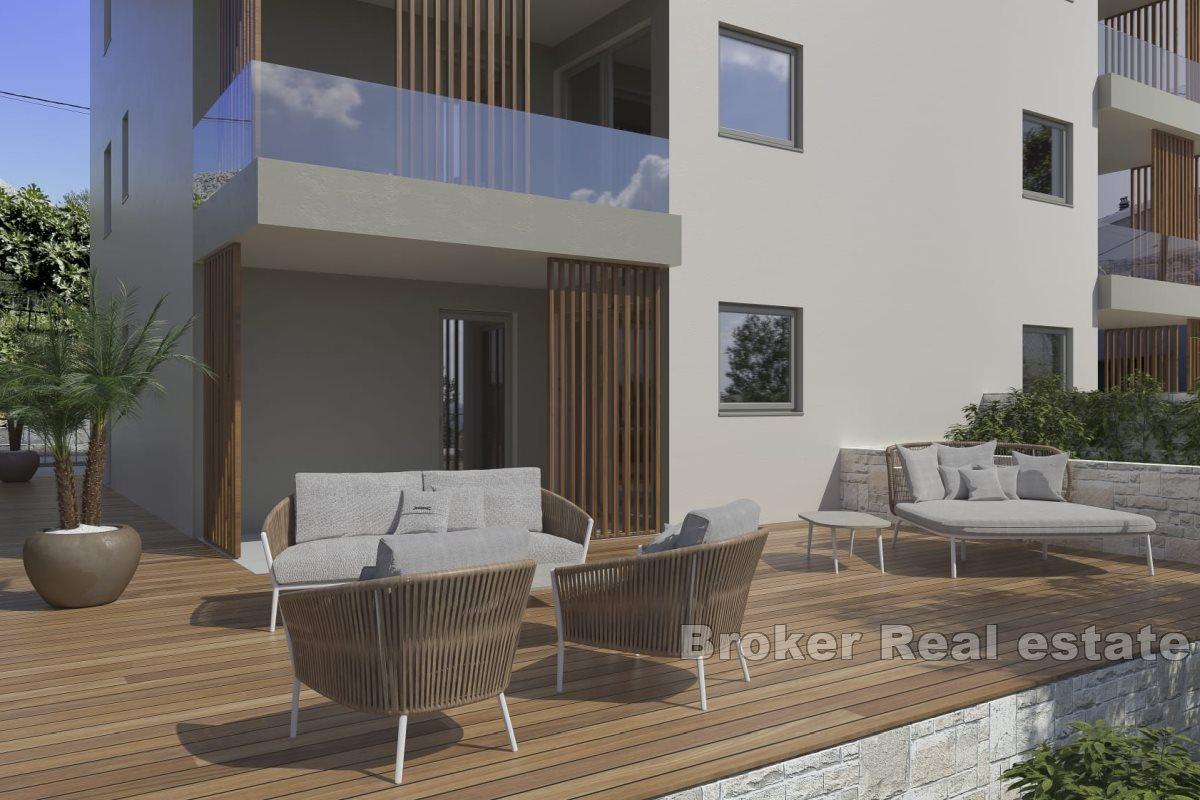 Modern new construction in quiet area