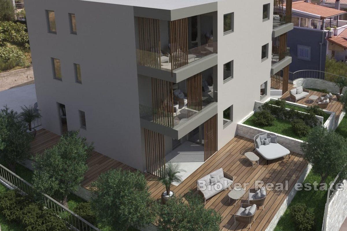 Modern new construction in quiet area