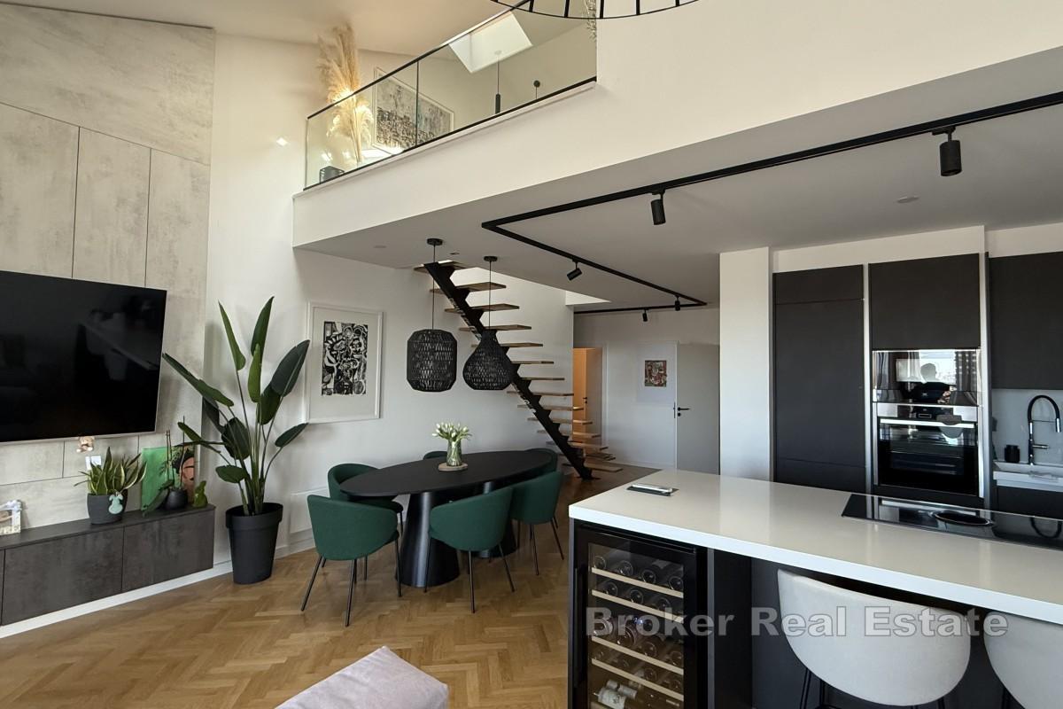 Moderne innredet leilighet med havutsikt