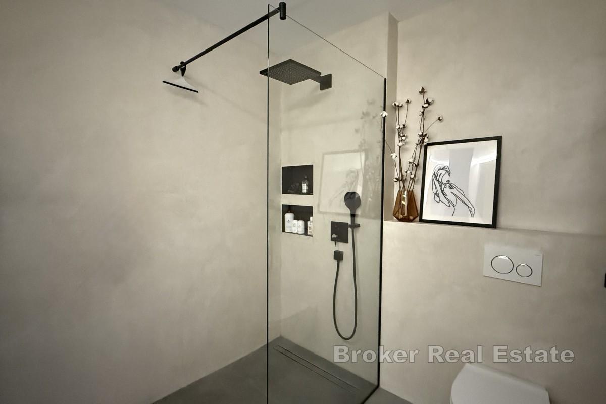 Appartamento arredato in stile moderno con vista mare