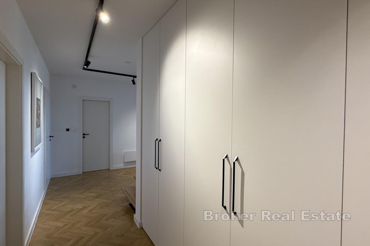 Appartamento arredato in stile moderno con vista mare