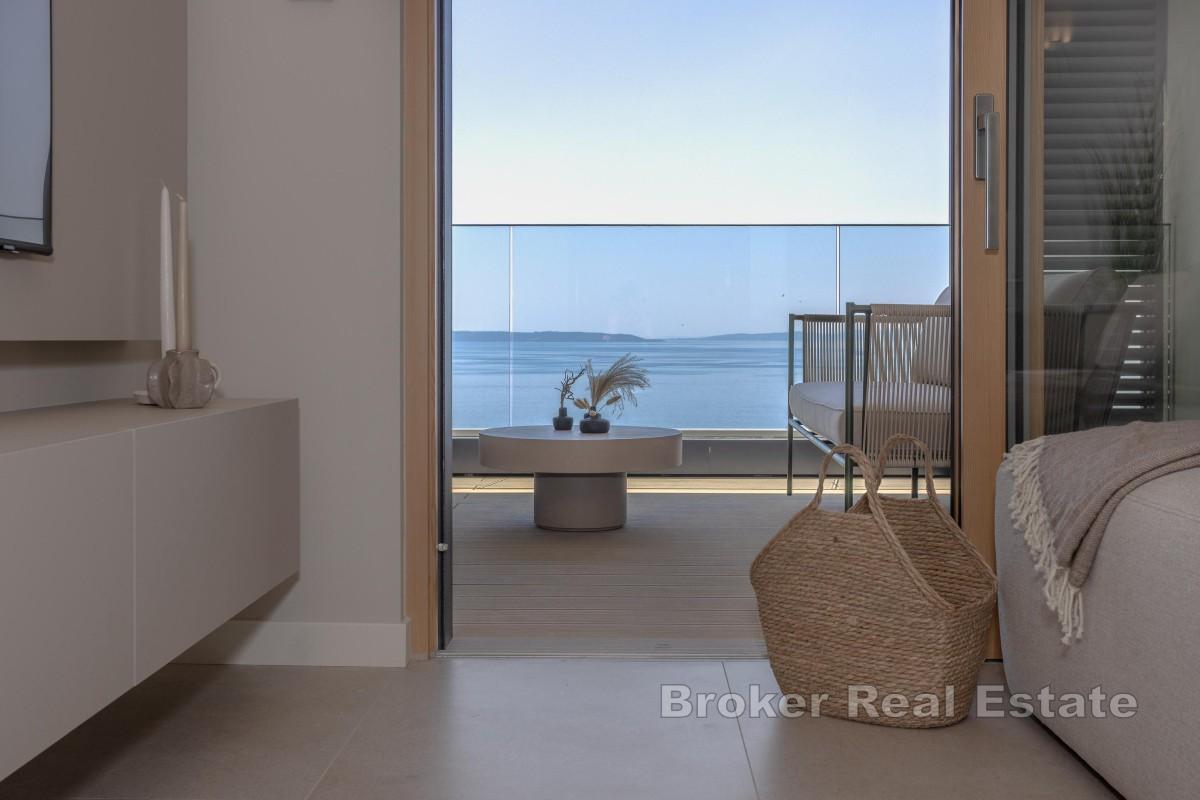 Роскошно обставленная двухкомнатная квартира с видом на море