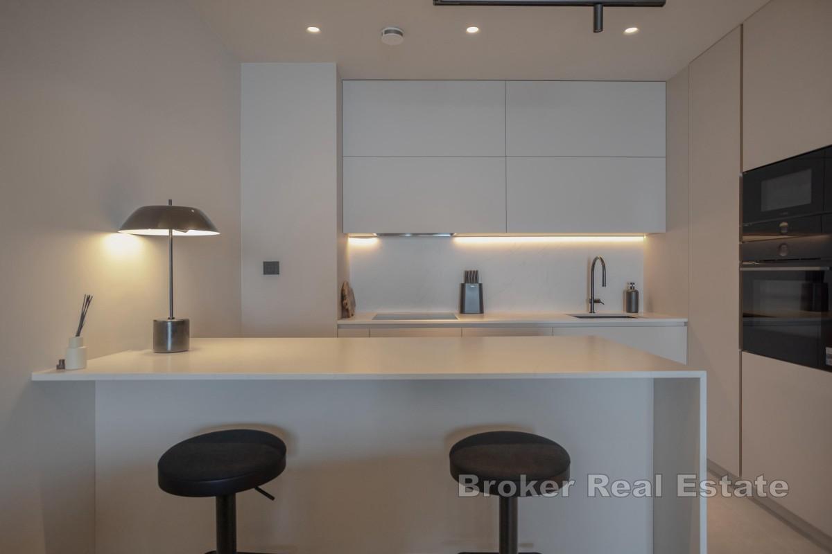 Роскошно обставленная двухкомнатная квартира с видом на море