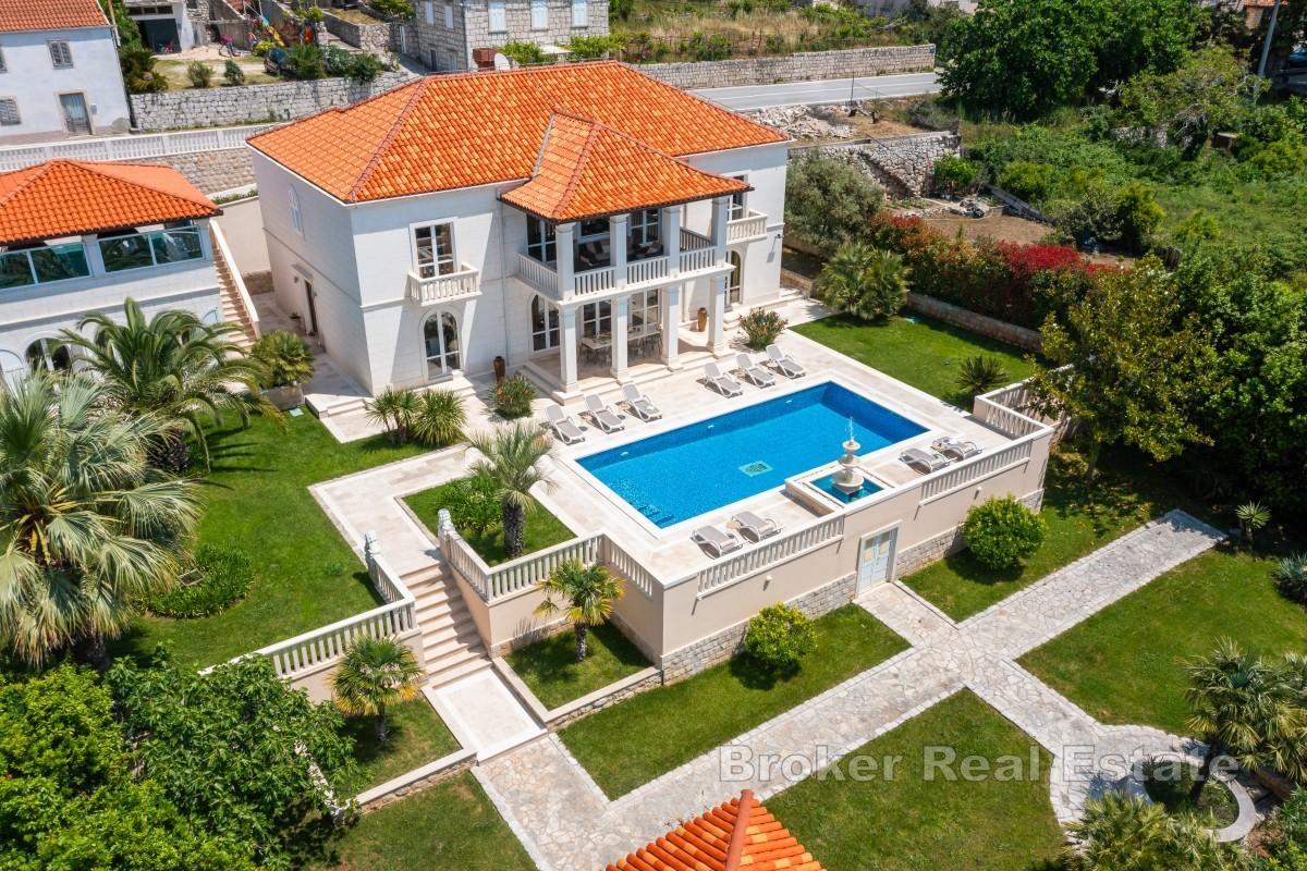 Villa design exclusive avec vue panoramique sur la mer