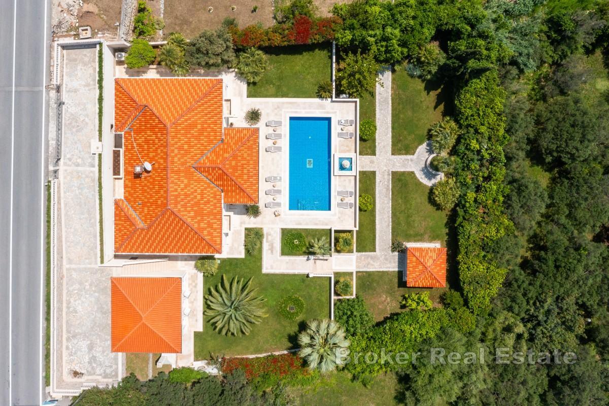 Villa design exclusive avec vue panoramique sur la mer