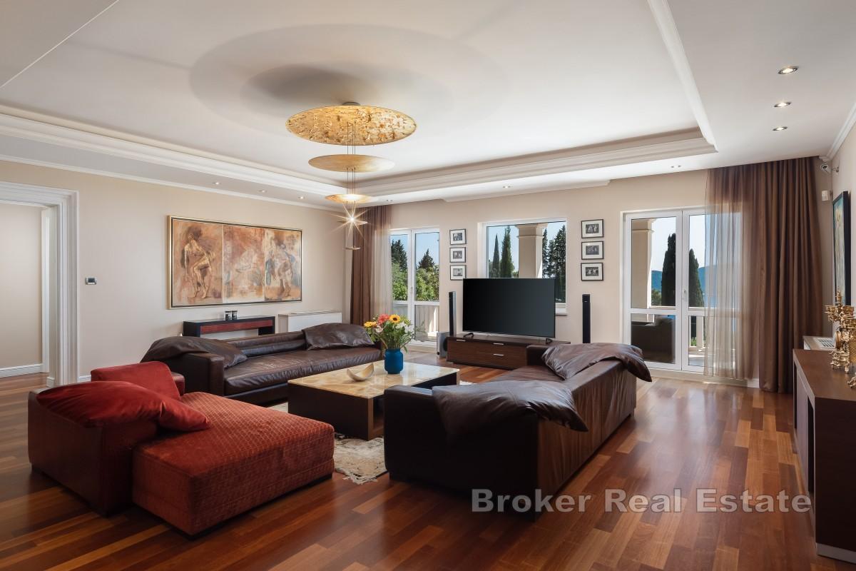 Villa design exclusive avec vue panoramique sur la mer