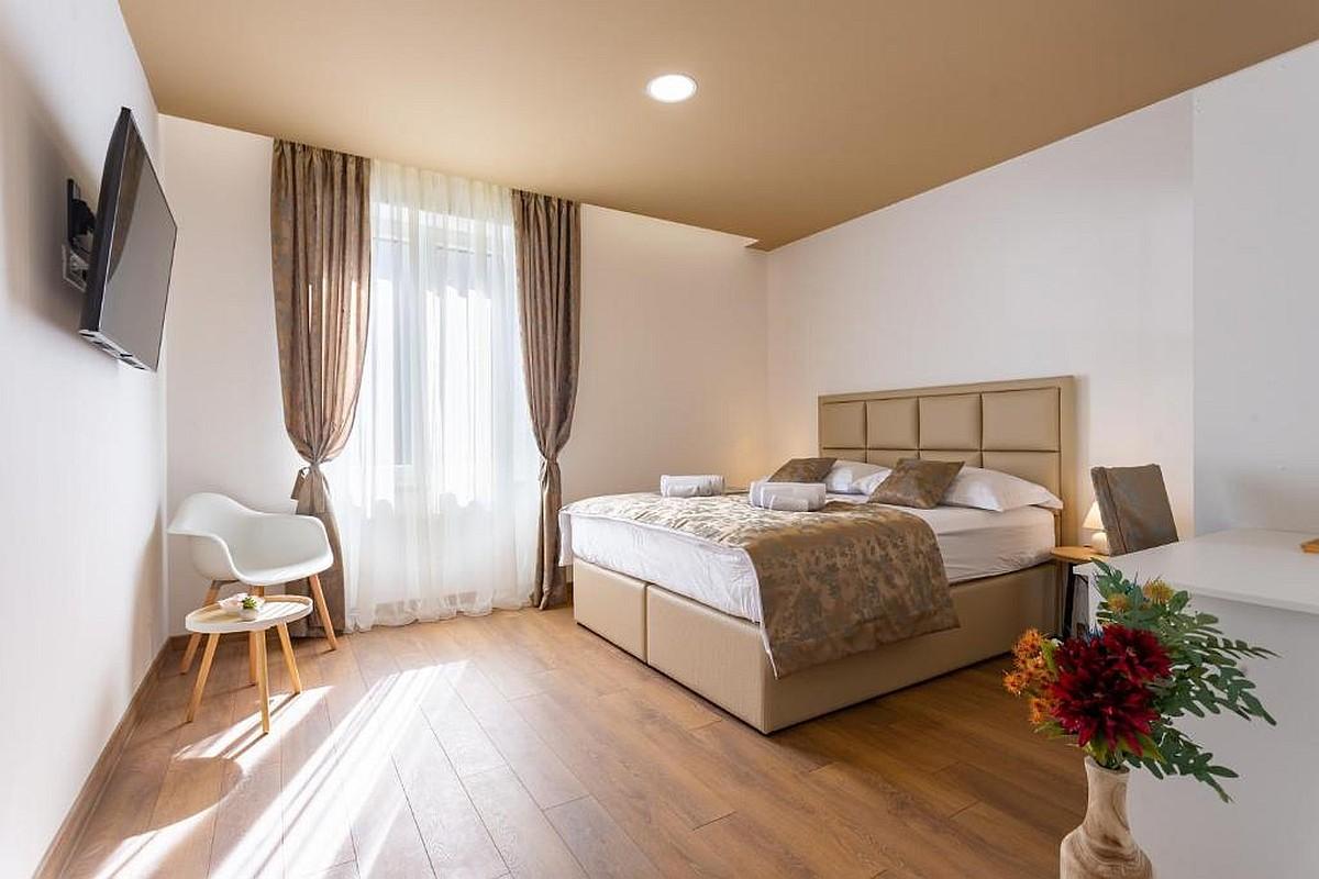 001-2046-121-Split-Manus-Five-modernly-decorated-units-for-sale