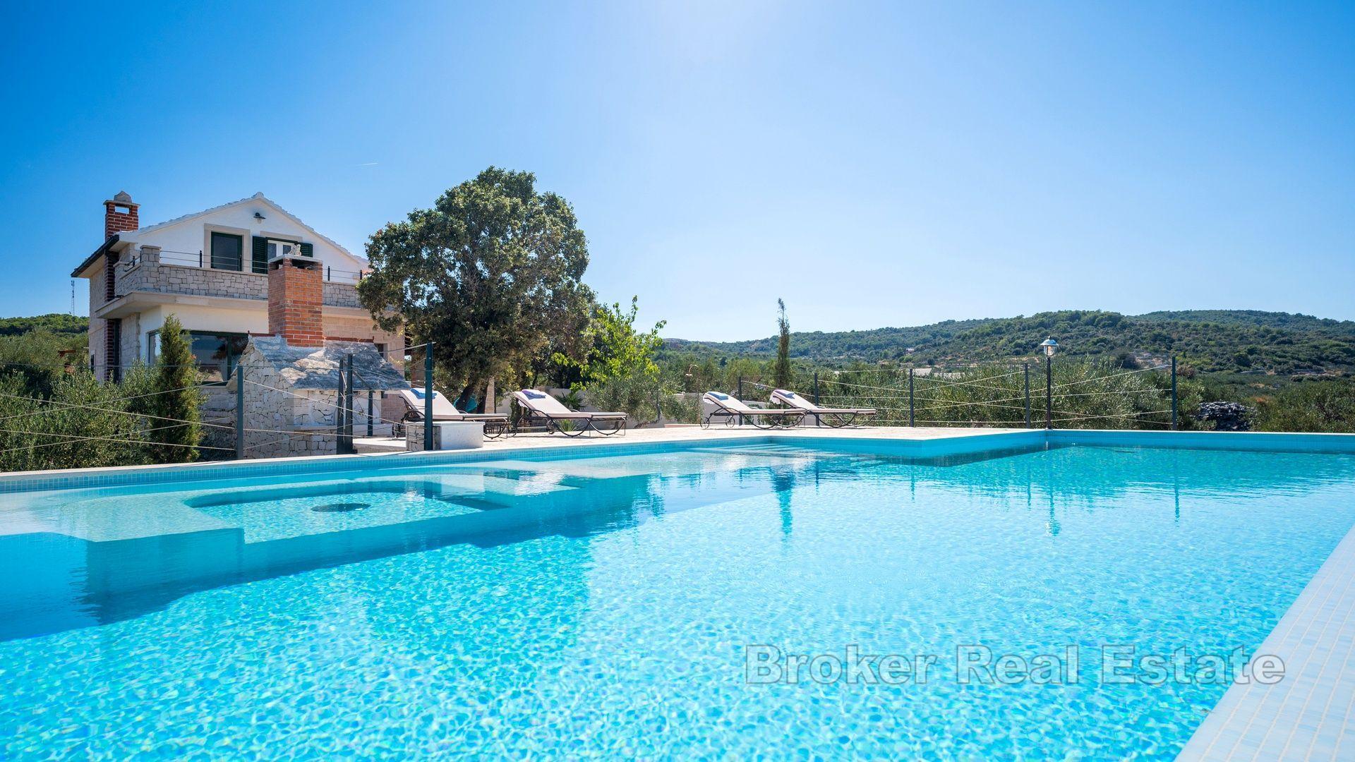 Ett vackert hus med pool och en unik utsikt