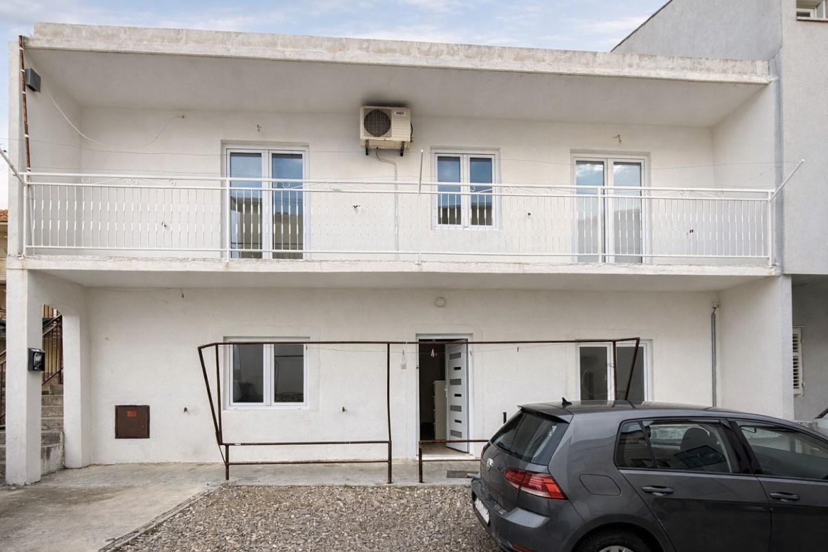 001-2046-183-Split-Semi-detached-house-with-three-residential-units-for-sale