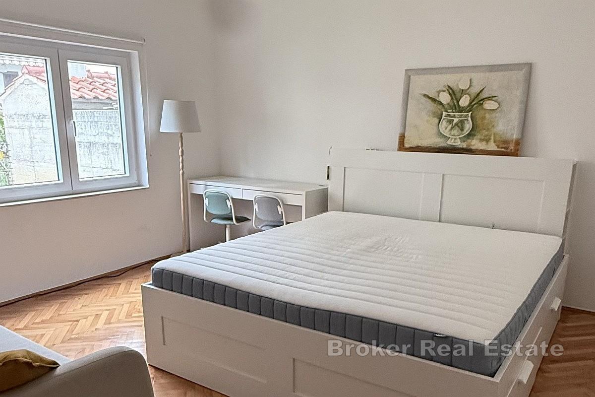 Dom w zabudowie bliźniaczej z trzema lokalami mieszkalnymi w spokojnej okolicy