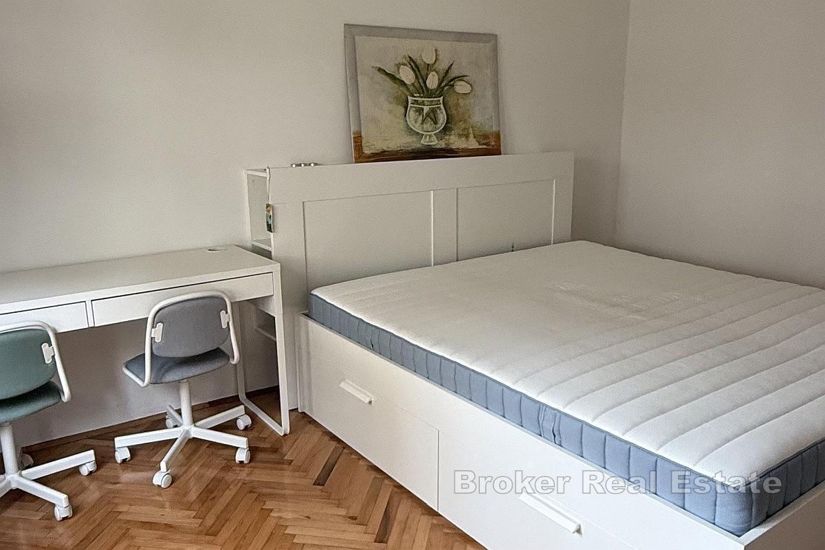 Dom w zabudowie bliźniaczej z trzema lokalami mieszkalnymi w spokojnej okolicy