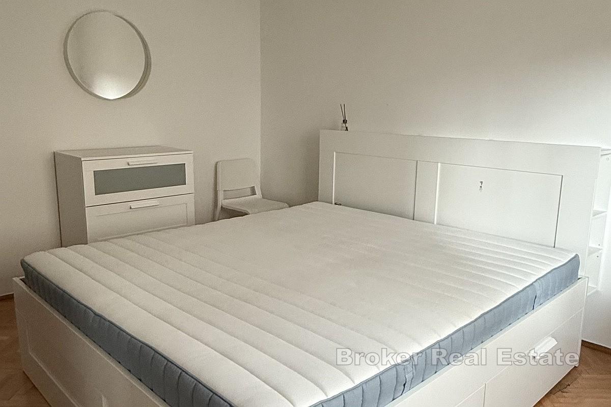 Dom w zabudowie bliźniaczej z trzema lokalami mieszkalnymi w spokojnej okolicy