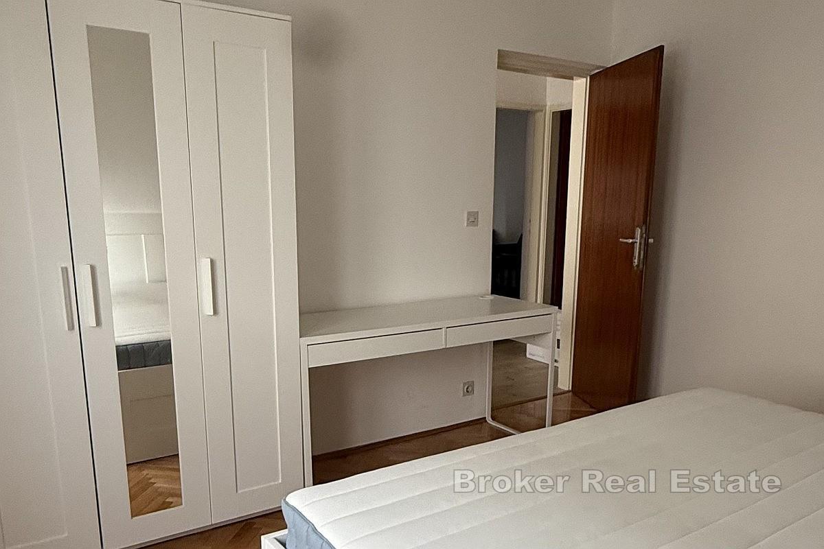 Dom w zabudowie bliźniaczej z trzema lokalami mieszkalnymi w spokojnej okolicy