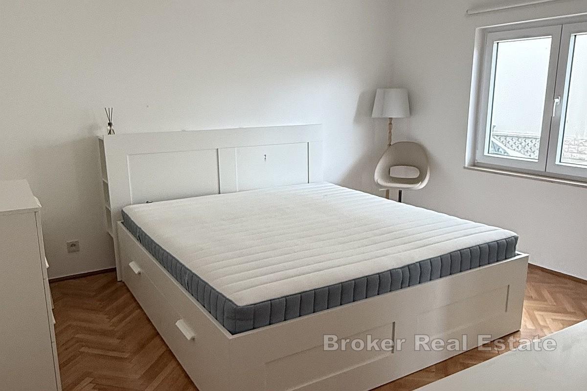 Dvojna kuća s tri stambene jedinice na mirnoj lokaciji