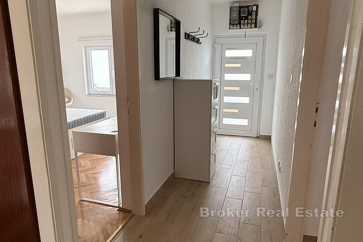 Dvojna kuća s tri stambene jedinice na mirnoj lokaciji