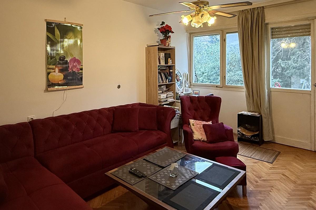 001-2046-184-Split-Two-bedroom-apartment-in-a-popular-location-for-sale