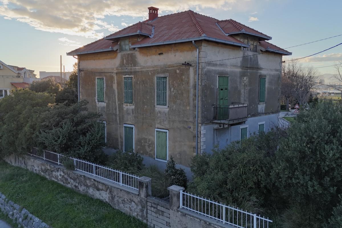 001-2046-186-Split-area-Unique-property-in-a-busy-location-sale