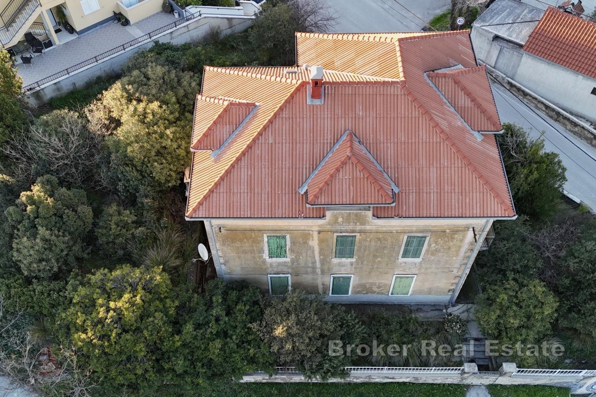 Propriété unique dans un quartier dynamique