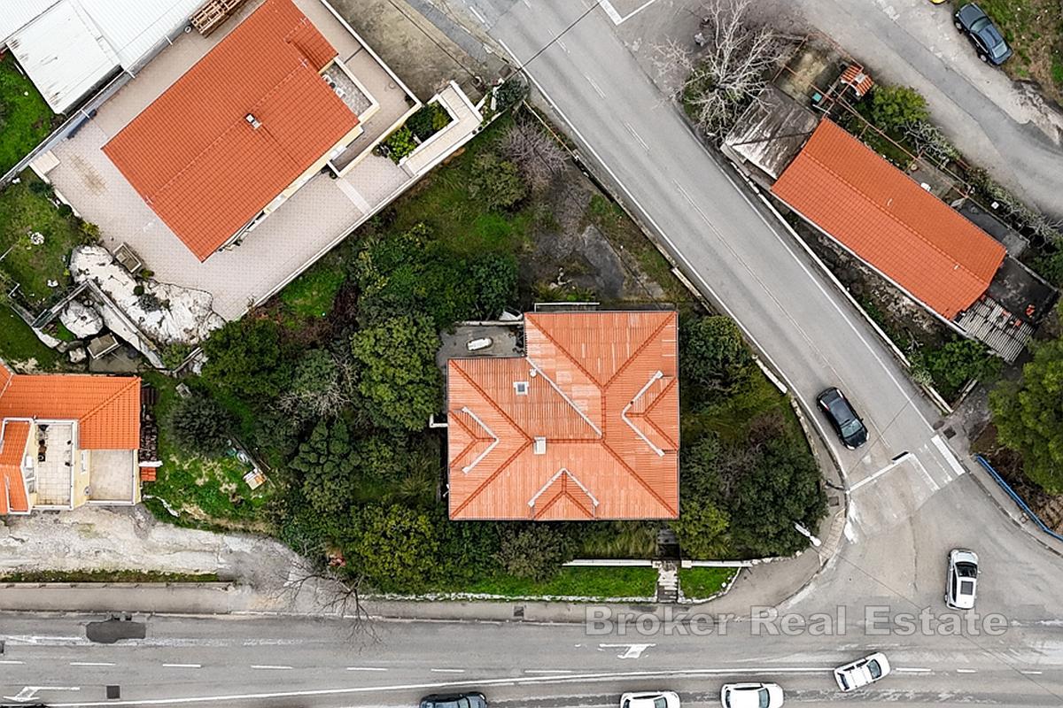 Propriété unique dans un quartier dynamique