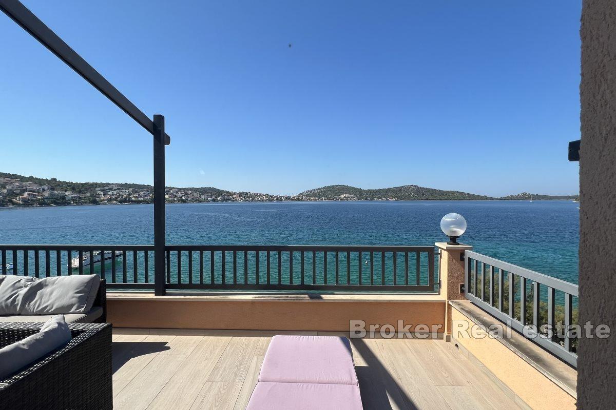 Vakkert hus, første rad til sjøen