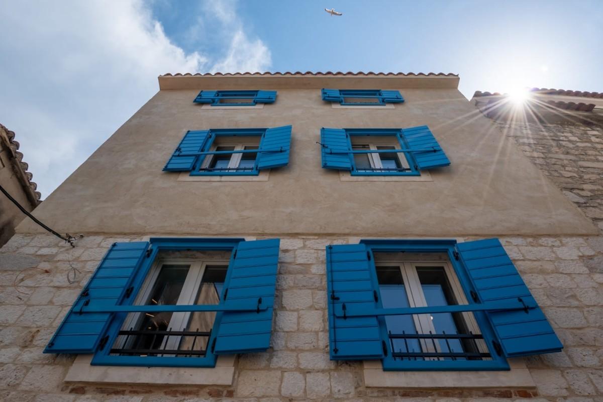 Historisches Steinhaus mit modernem Design im Herzen der Stadt