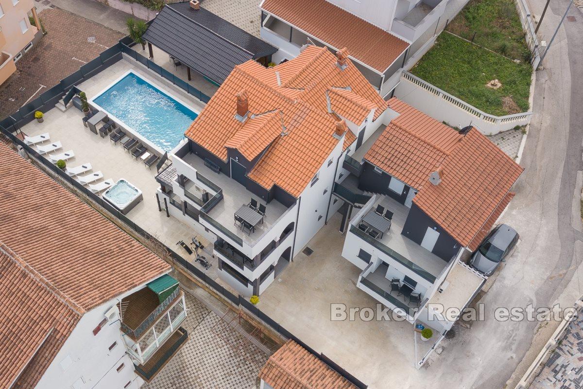 Modern villa med sex lägenheter
