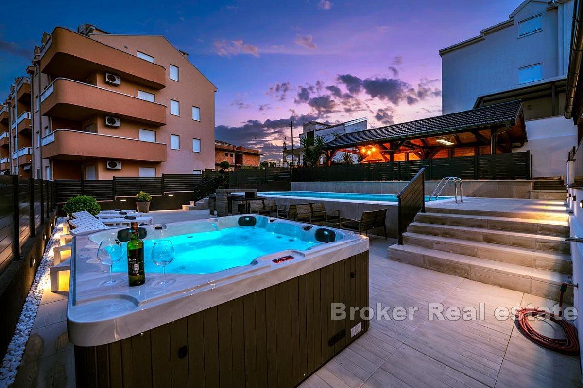 Modern villa med sex lägenheter