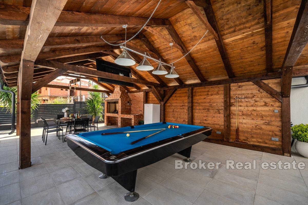 Villa moderne avec six appartements