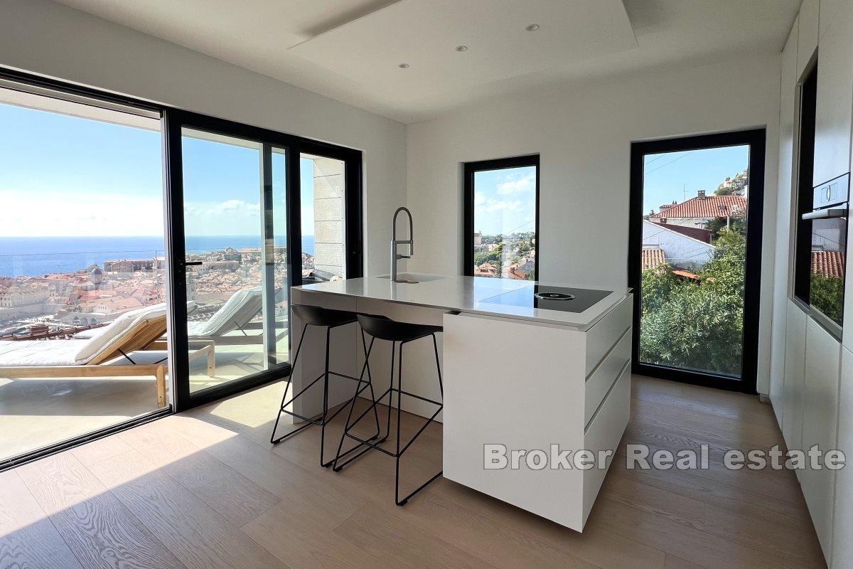 Luxurious apartment with a wonderful view of the old town and the sea
