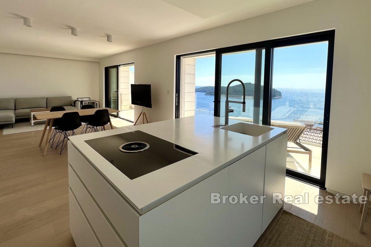 Luxurious apartment with a wonderful view of the old town and the sea