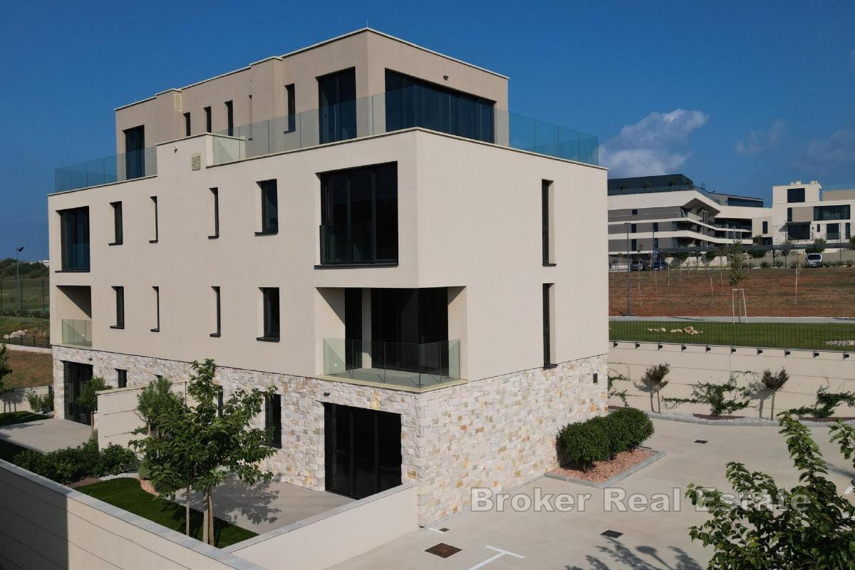 Predivni dvoetažni penthouse u modernoj novogradnji unutar resorta