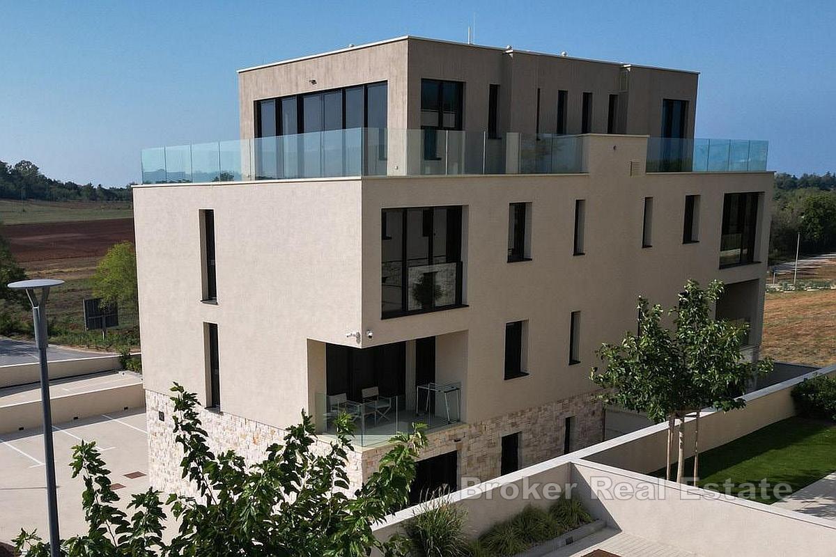 Predivni dvoetažni penthouse u modernoj novogradnji unutar resorta