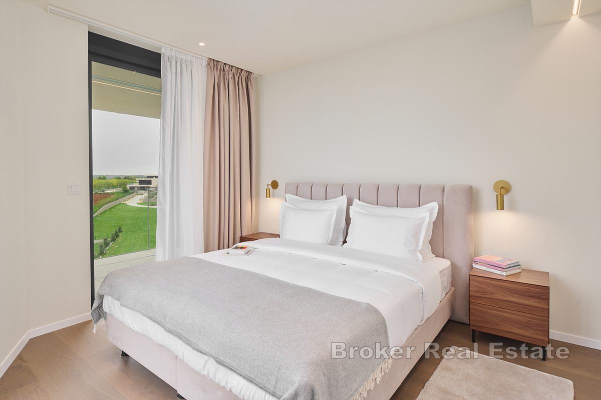 Wunderschönes zweistöckiges Penthouse in einem modernen Neubau innerhalb des Resorts