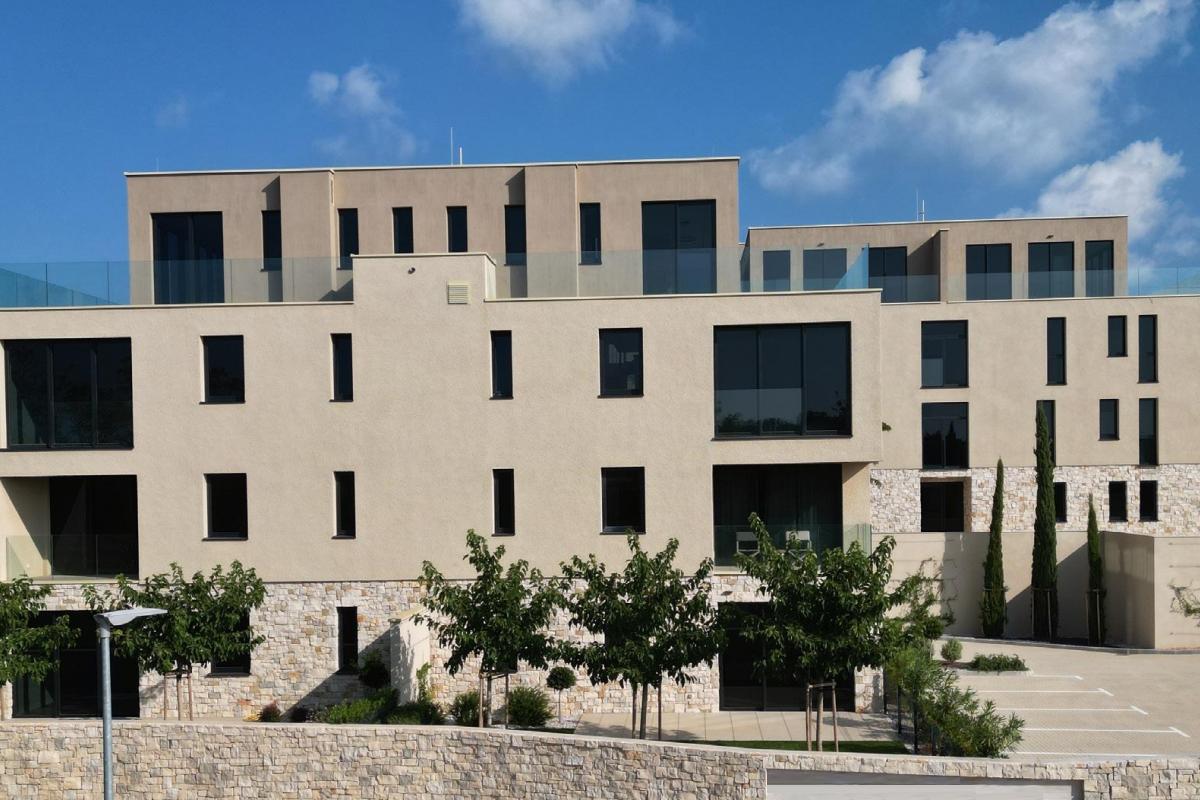 Schönes Duplex mit drei Schlafzimmern in einem neuen Gebäude in einem renommierten Resort