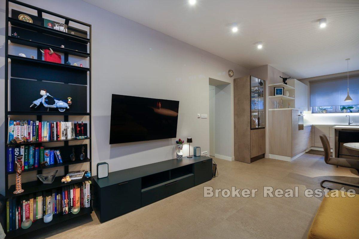 Designersko umeblowany apartament w wewnętrznej części centrum miasta