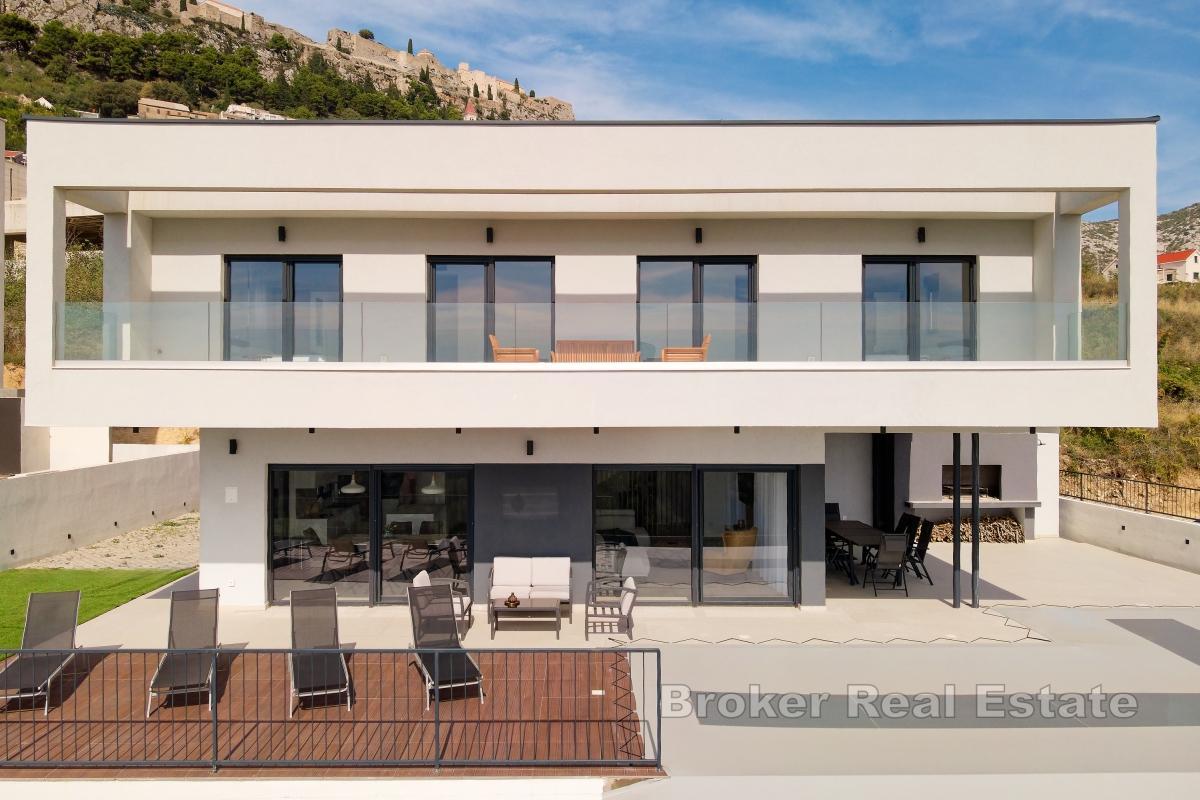 Villa moderne avec vue panoramique sur la mer et la ville