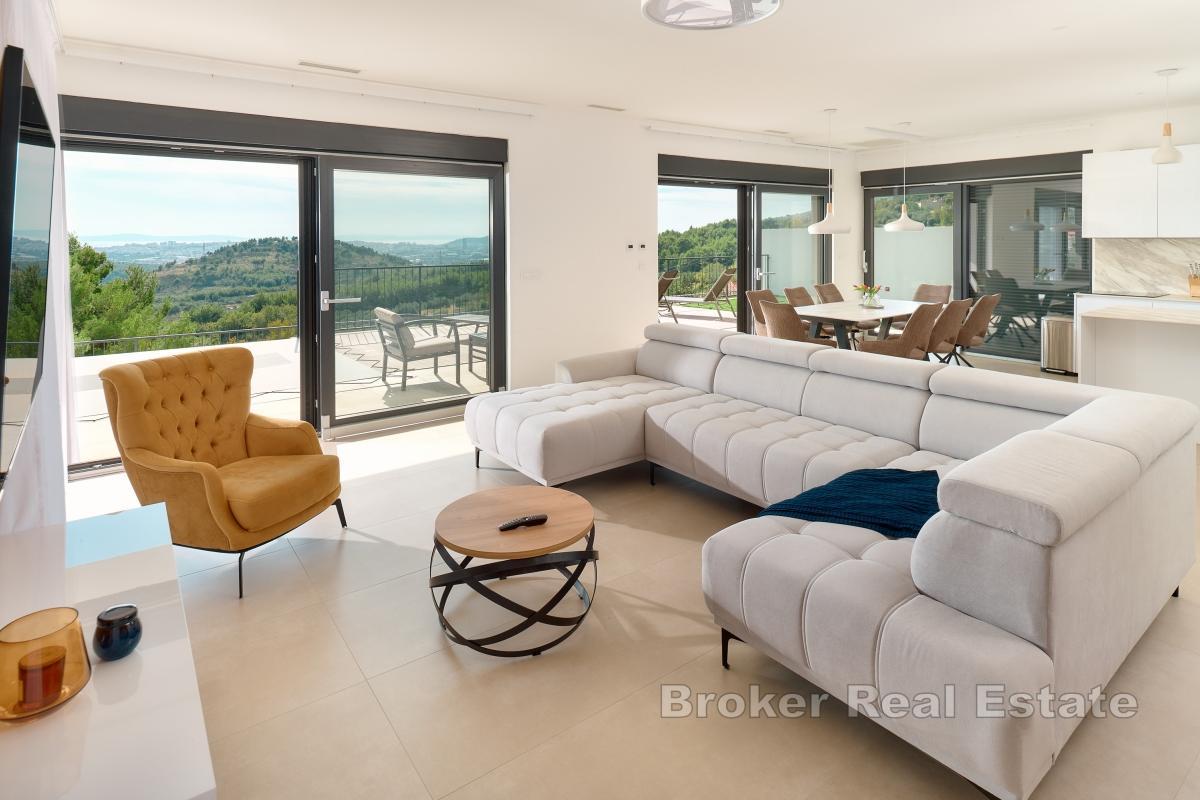 Villa moderne avec vue panoramique sur la mer et la ville