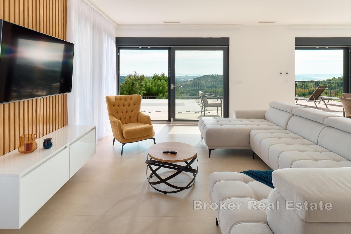 Villa moderna con vista panoramica sul mare e sulla città