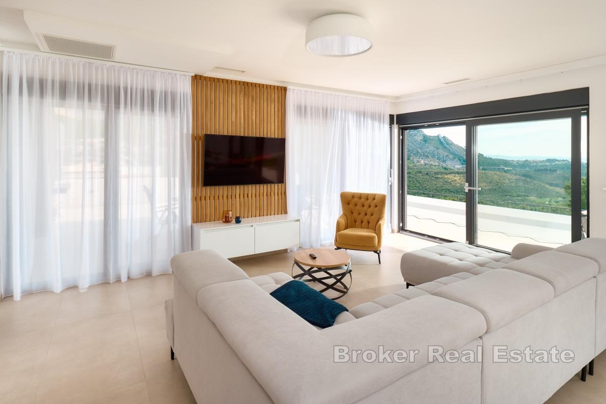 Villa moderne avec vue panoramique sur la mer et la ville