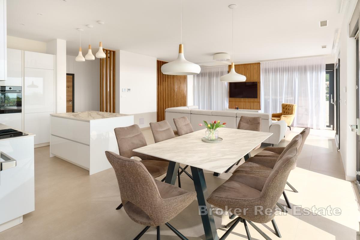 Villa moderna con vista panoramica sul mare e sulla città