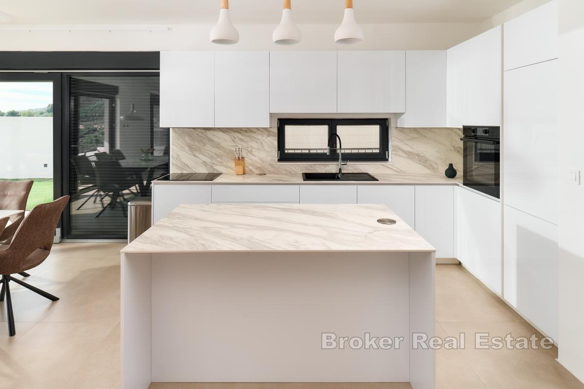 Villa moderne avec vue panoramique sur la mer et la ville