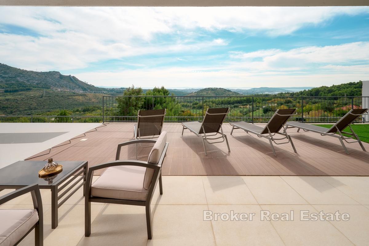 Villa unica con splendide viste sulla città e sul mare