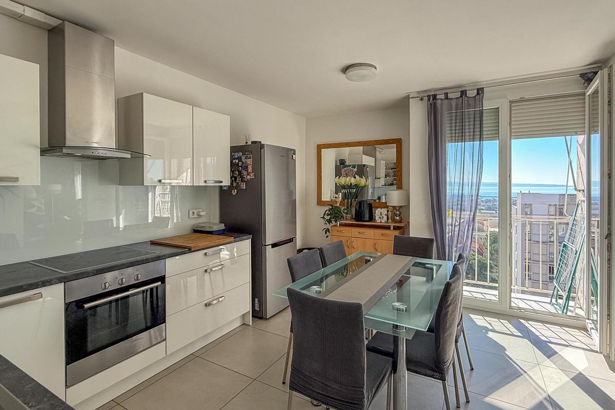 Bel appartement avec vue sur la mer et la ville