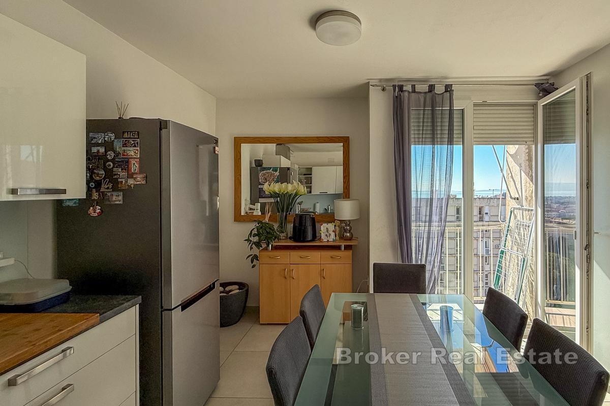 En vacker lägenhet med utsikt över havet och staden