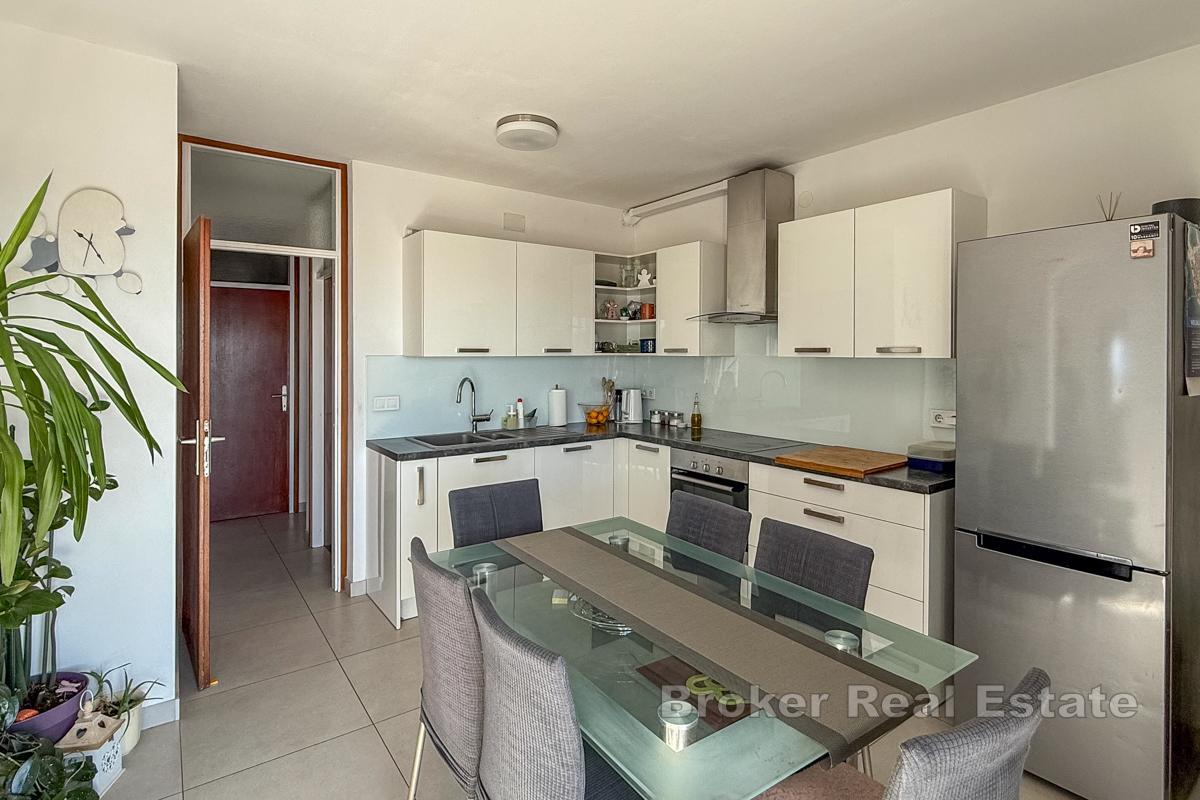 En vacker lägenhet med utsikt över havet och staden