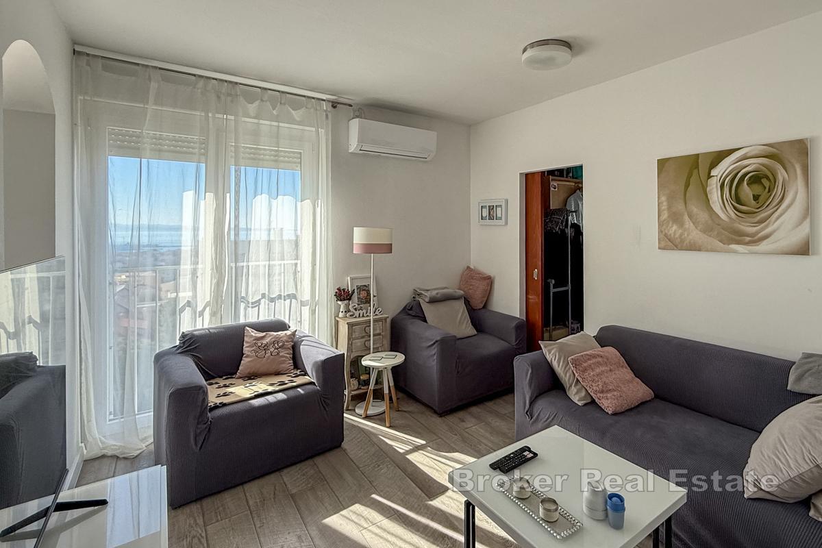 En vacker lägenhet med utsikt över havet och staden