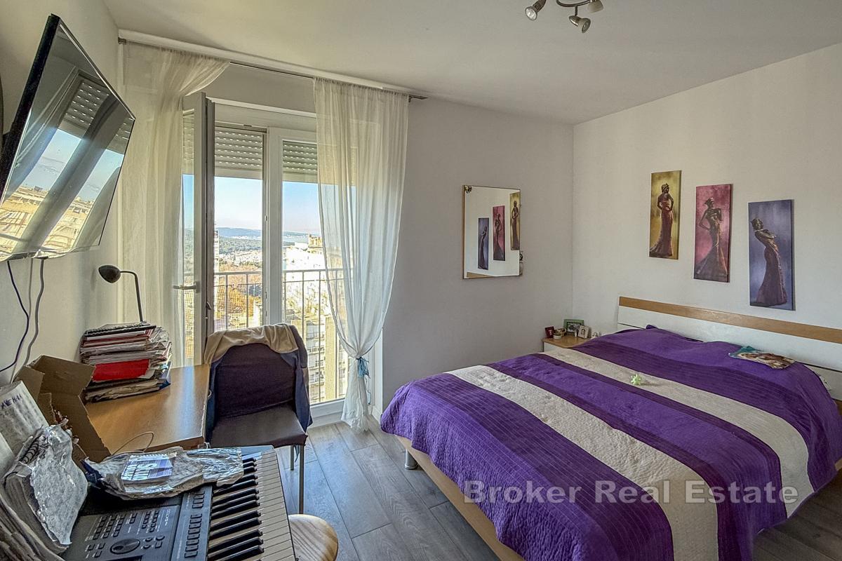 En vacker lägenhet med utsikt över havet och staden