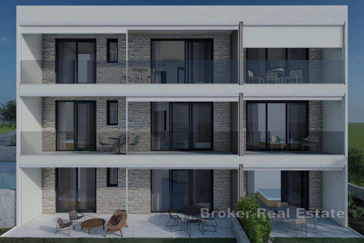 Vakker treetasjes leilighet med havutsikt