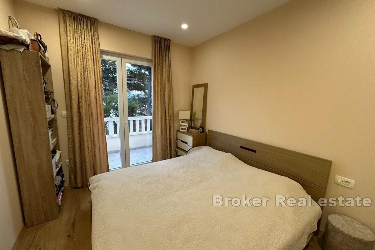 Apartmanska vila prvi red do mora s bazenom